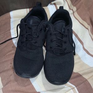 Black Nike roshe’s